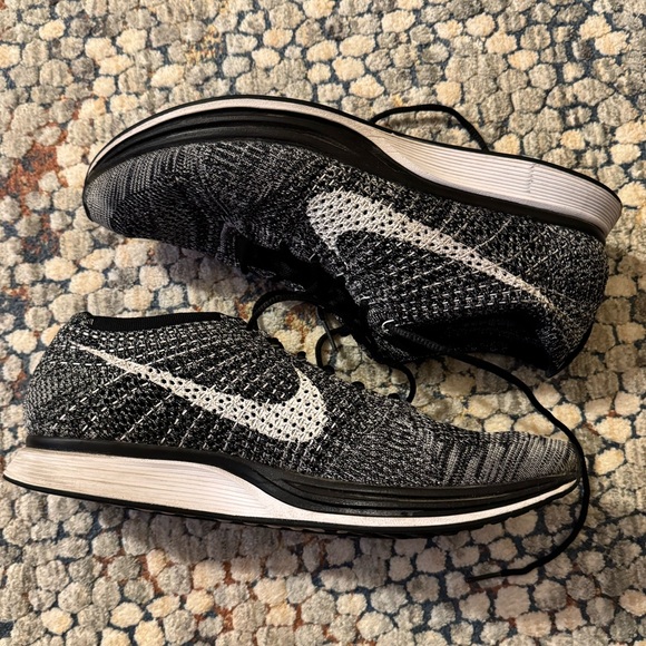 EXCELLENT CONDITION Nike Flyknit Racer Oreo Men’s Size 11 - Picture 7 of 8
